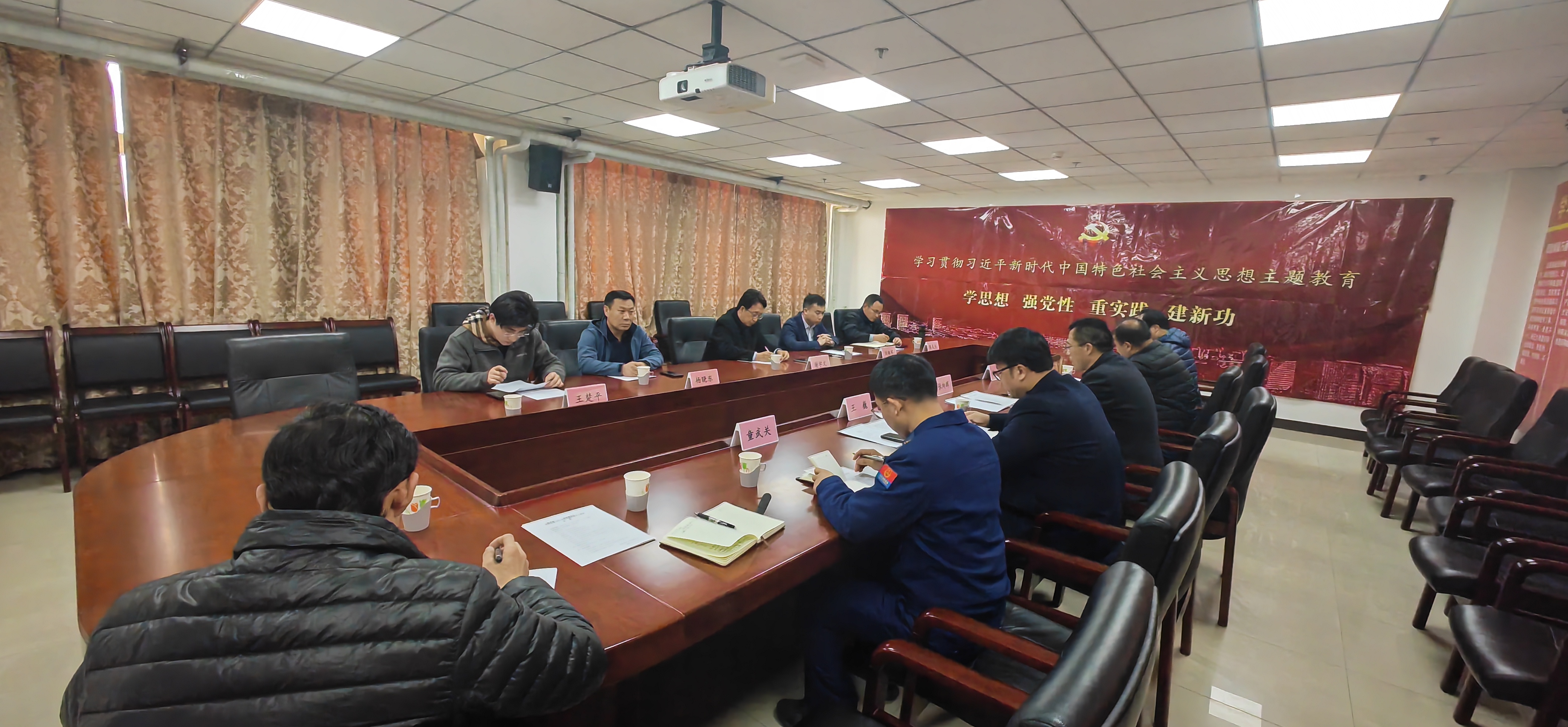 召开森林防火工作会.jpg